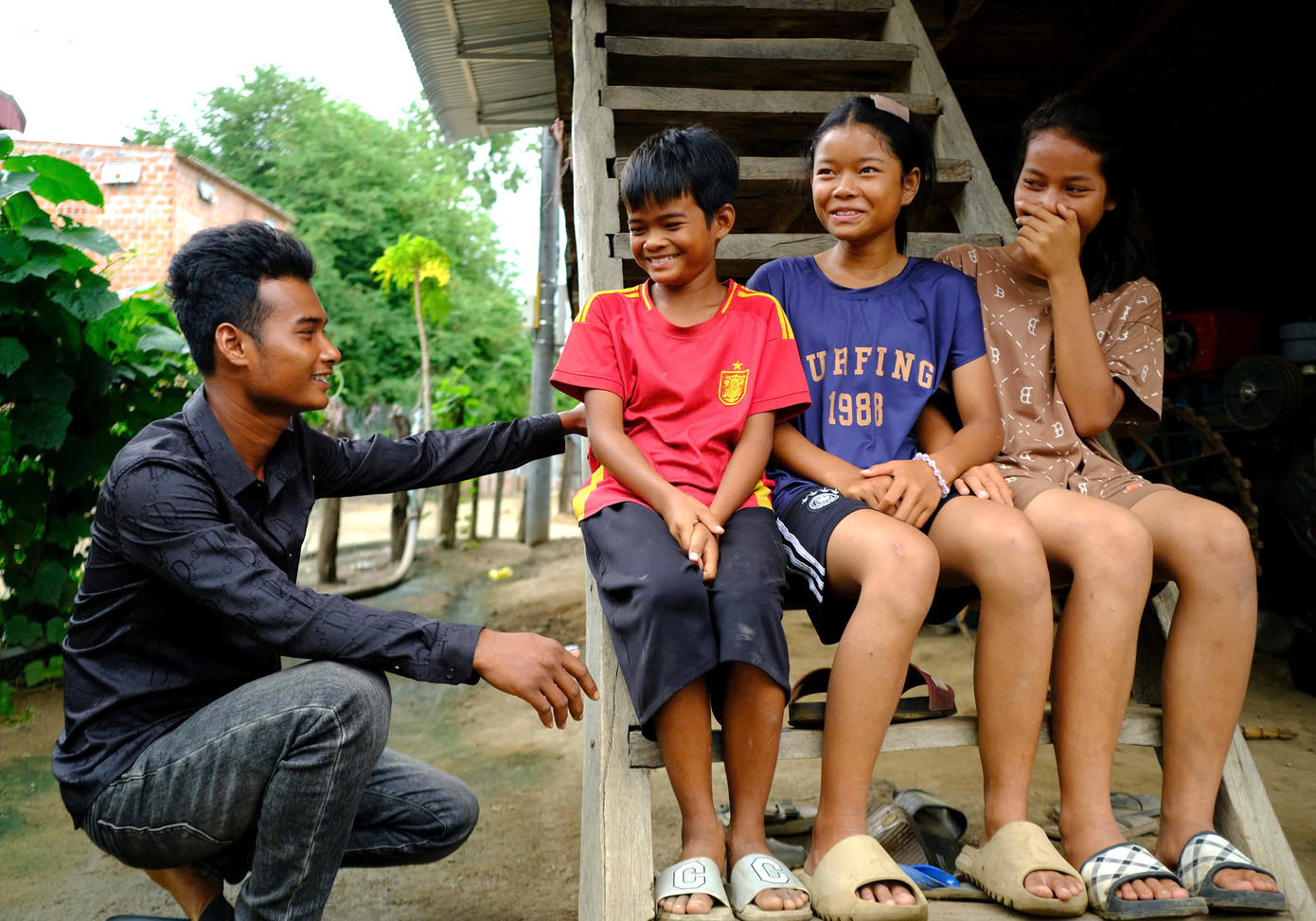 Kpă Quốc và 3 em nhỏ thoát khỏi dòng nước lũ sông Ba. Kpă Quốc và 3 em nhỏ thoát khỏi dòng nước lũ sông Ba.