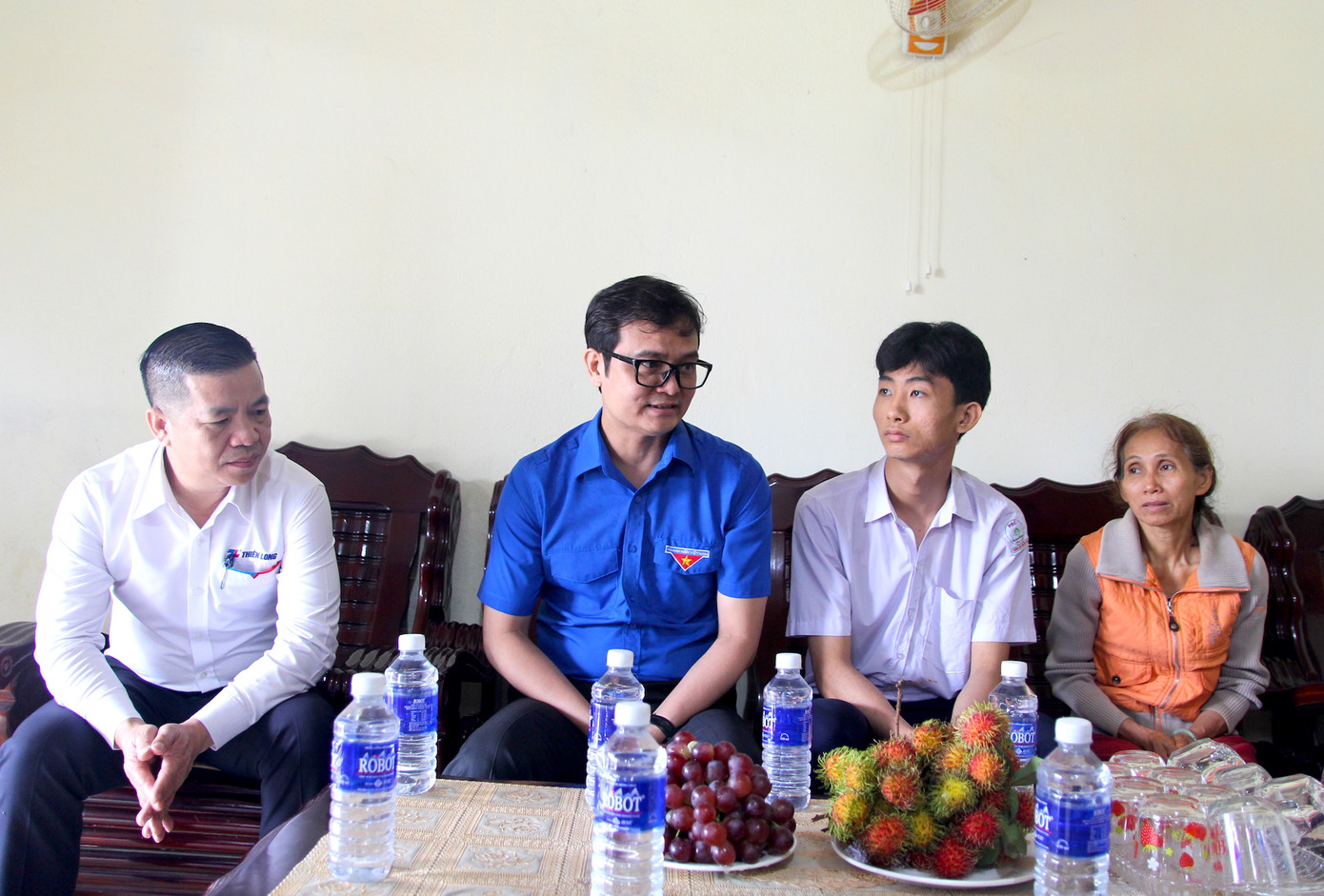 Anh Bùi Quang Huy chia sẻ, động viên em Kiệt vượt qua khó khăn. Anh Bùi Quang Huy chia sẻ, động viên em Kiệt vượt qua khó khăn.