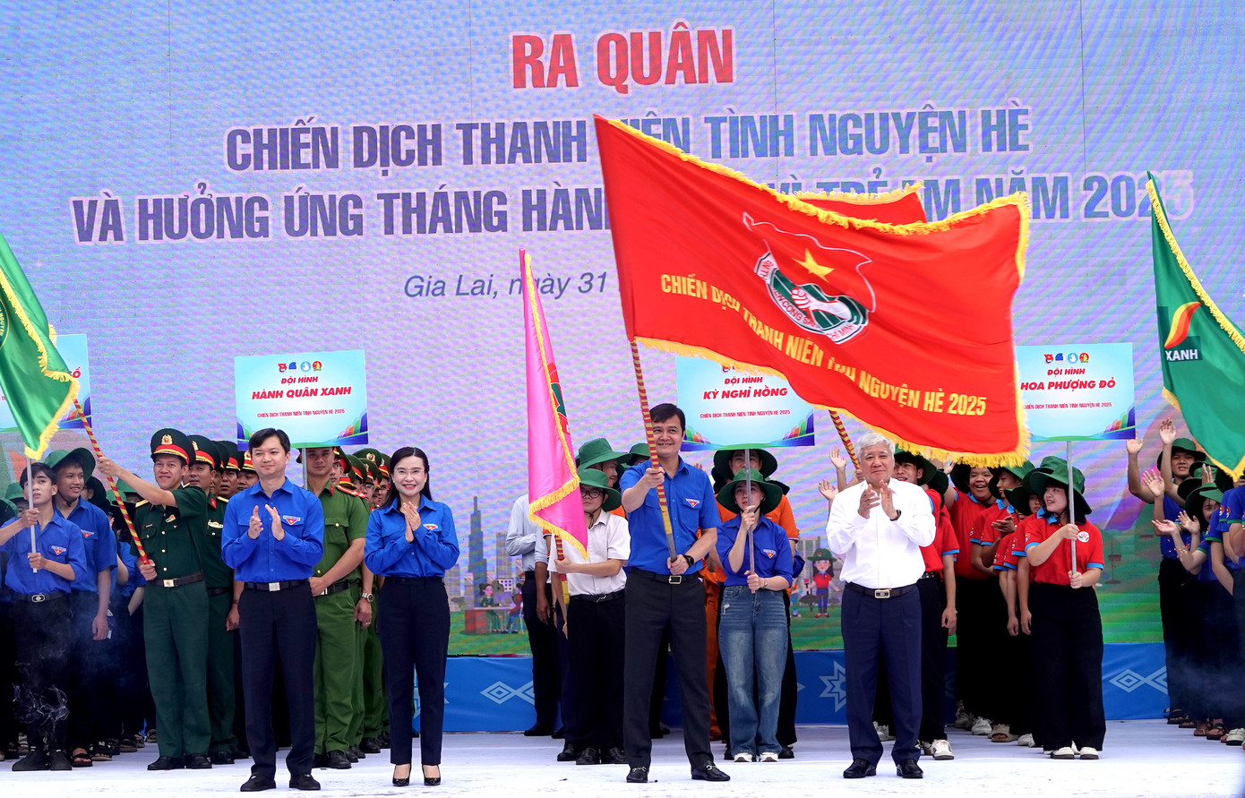 Chủ tịch Ủy ban T.Ư Mặt trận Tổ quốc Việt Nam trao cờ lệnh cho anh Bùi Quang Huy.