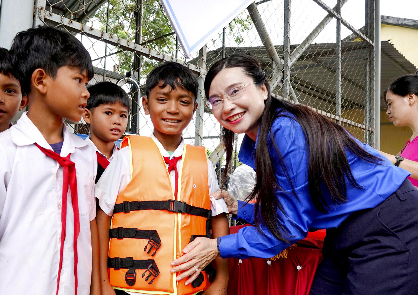 Bí thư T.Ư Đoàn Nguyễn Phạm Duy Trang tặng dụng cụ học bơi cho các em thiếu nhi Bí thư T.Ư Đoàn Nguyễn Phạm Duy Trang tặng dụng cụ học bơi cho các em thiếu nhi