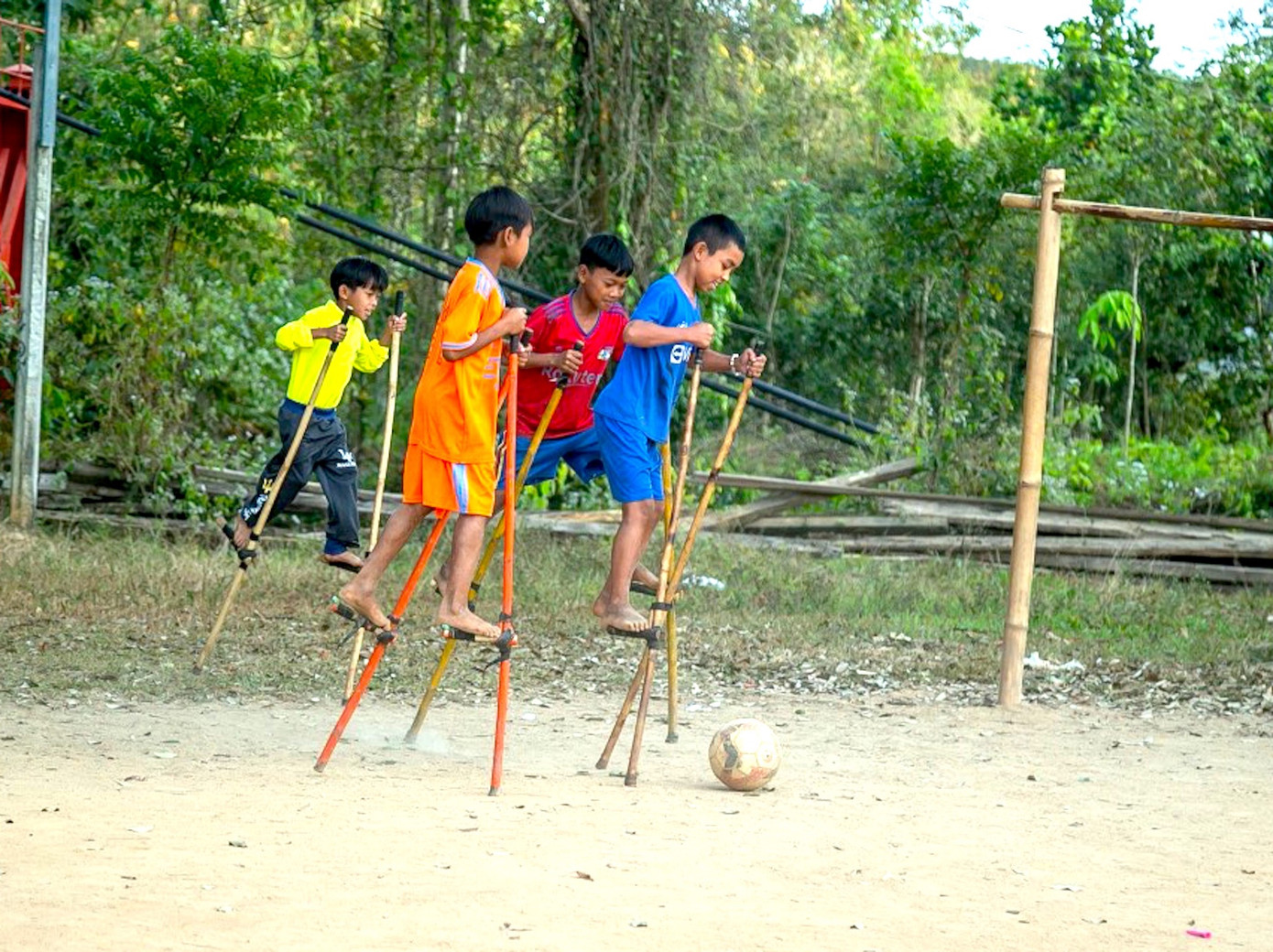 Các em nhỏ ở làng Kon Măh đi cà kheo đá bóng. Trong số 9 làng ở xã Hà Tây, người làng Kon Măh được biết đến nhiều nhất với kỹ năng sử dụng “đôi chân thứ 2” một cách hết sức thành thục.