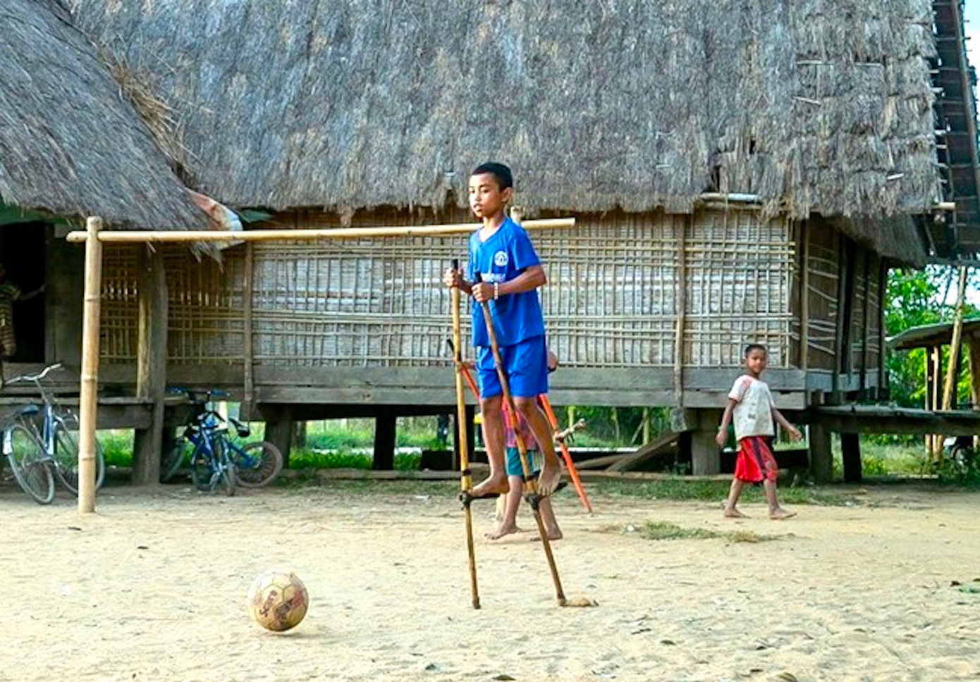 Cuối giờ chiều sau thời gian phụ giúp công việc đồng áng cho cha mẹ, các em nhỏ người Ba Na đi cà kheo vừa rèn luyện sức khoẻ, vừa nâng cao kỹ năng để thi đấu.