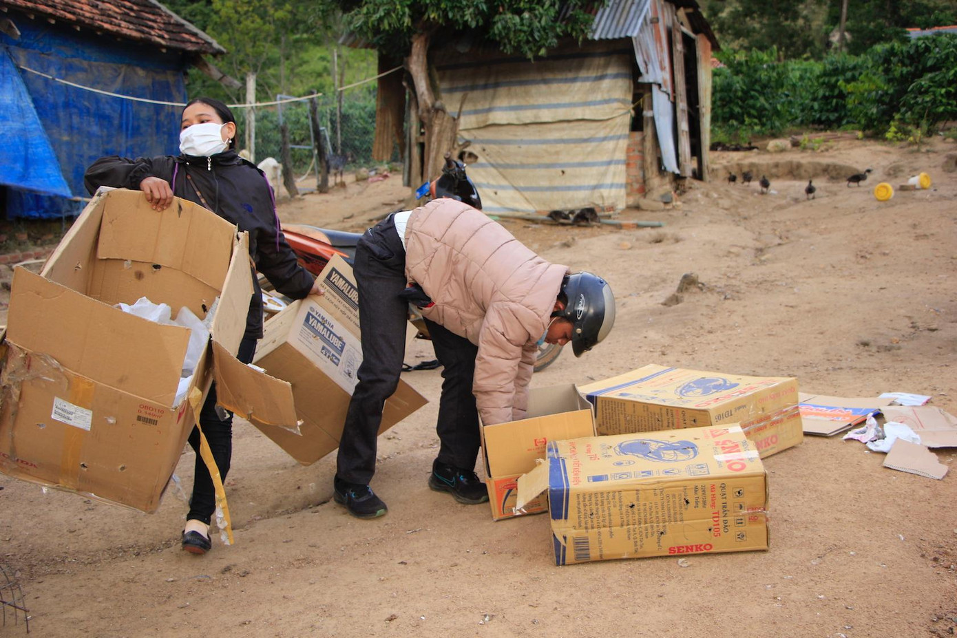 Cán bộ các xã đoàn chuẩn bị thùng giấy để nhận gà