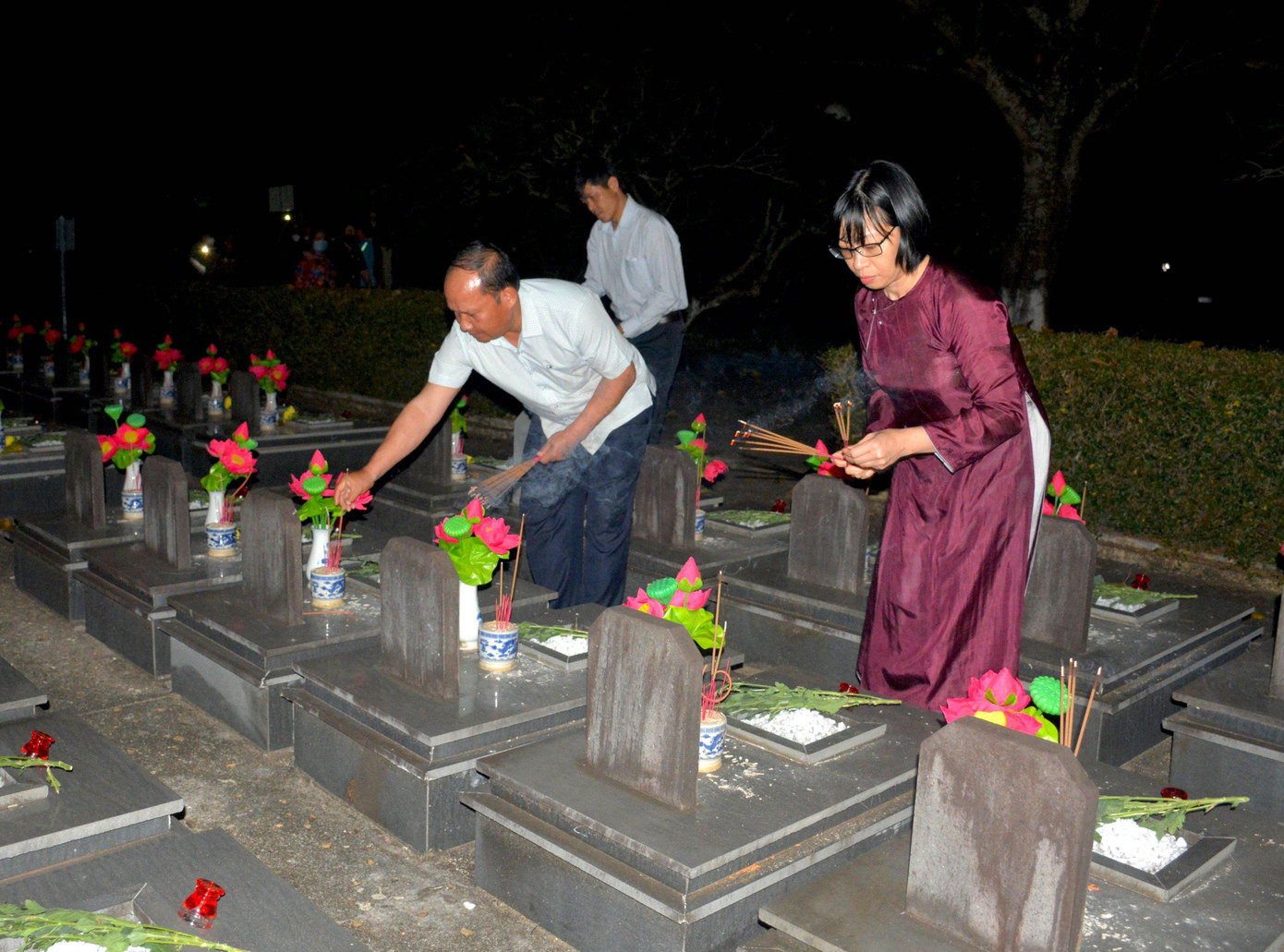 Phó Bí thư Tỉnh uỷ Gia Lai Rah Lan Chung và Phó Chủ tịch UBND tỉnh Nguyễn Thị Thanh Lịch thắp hương nơi các phần mộ liệt sĩ