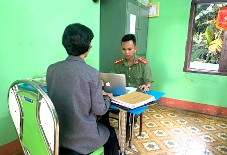 Cán bộ công an làm việc với bà P.T.P.T.