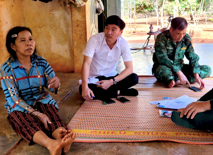 Bà Rơ Mah Psem (54 tuổi, mẹ của Gíu) kể lại việc con trai khi gọi điện về nhà