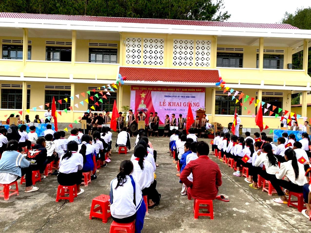 Lễ khai giảng giản dị của Trường Phổ thông Dân tộc Bán trú - Trung học Cơ sở xã Đăk Tăng.