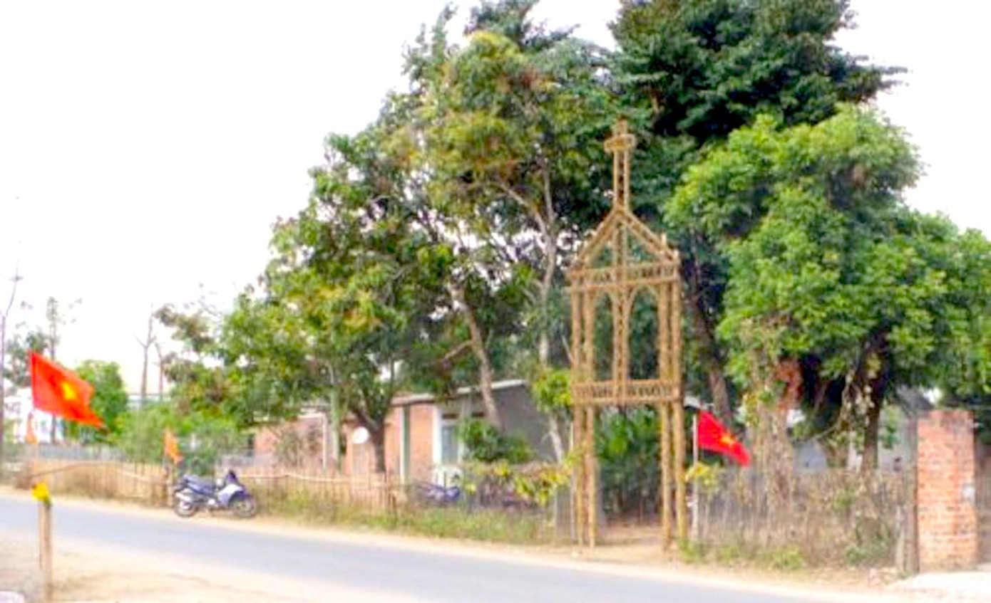 Cổng nhà bà Y Mới. Ảnh: Công an tỉnh Kon Tum Cổng nhà bà Y Mới. Ảnh: Công an tỉnh Kon Tum