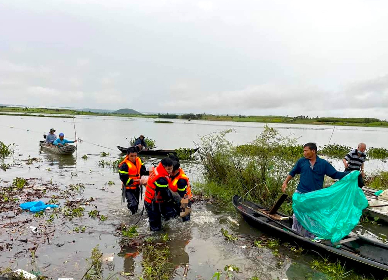 Các chiến sỹ Đội Chữa cháy và Cứu nạn cứu hộ khu vực An Khê vớt thi thể em T.Q.H. ở Hồ đập thuỷ điện An Khê – Kanak
