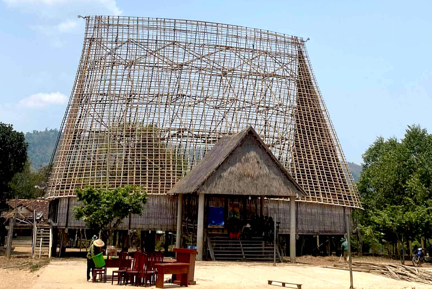 Vật liệu làm nhà rông được mọi người chuẩn bị trước đó nhiều ngày.