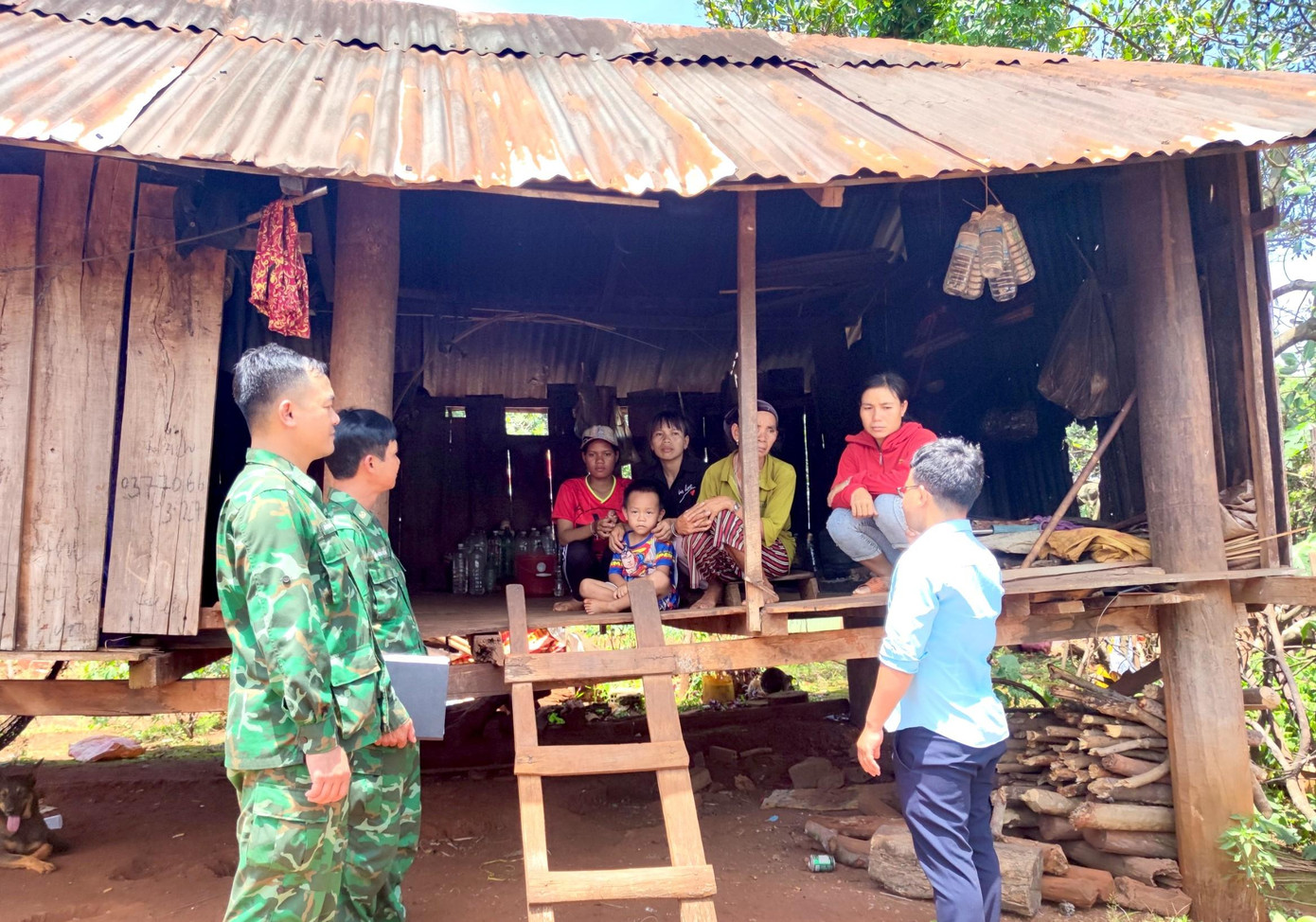 Sự lo âu dưới những mái nhà lụp xụp ở làng Kloong vơi đi khi có những lời động viên của chiến sĩ biên phòng Sự lo âu dưới những mái nhà lụp xụp ở làng Kloong vơi đi khi có những lời động viên của chiến sĩ biên phòng