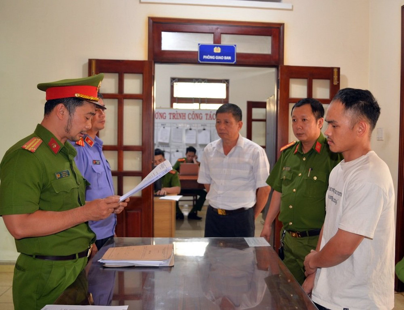 Cơ quan công an thi hành lệnh bắt tạm giam đối với Hậu (ngoài cùng bên phải) Cơ quan công an thi hành lệnh bắt tạm giam đối với Hậu (ngoài cùng bên phải)