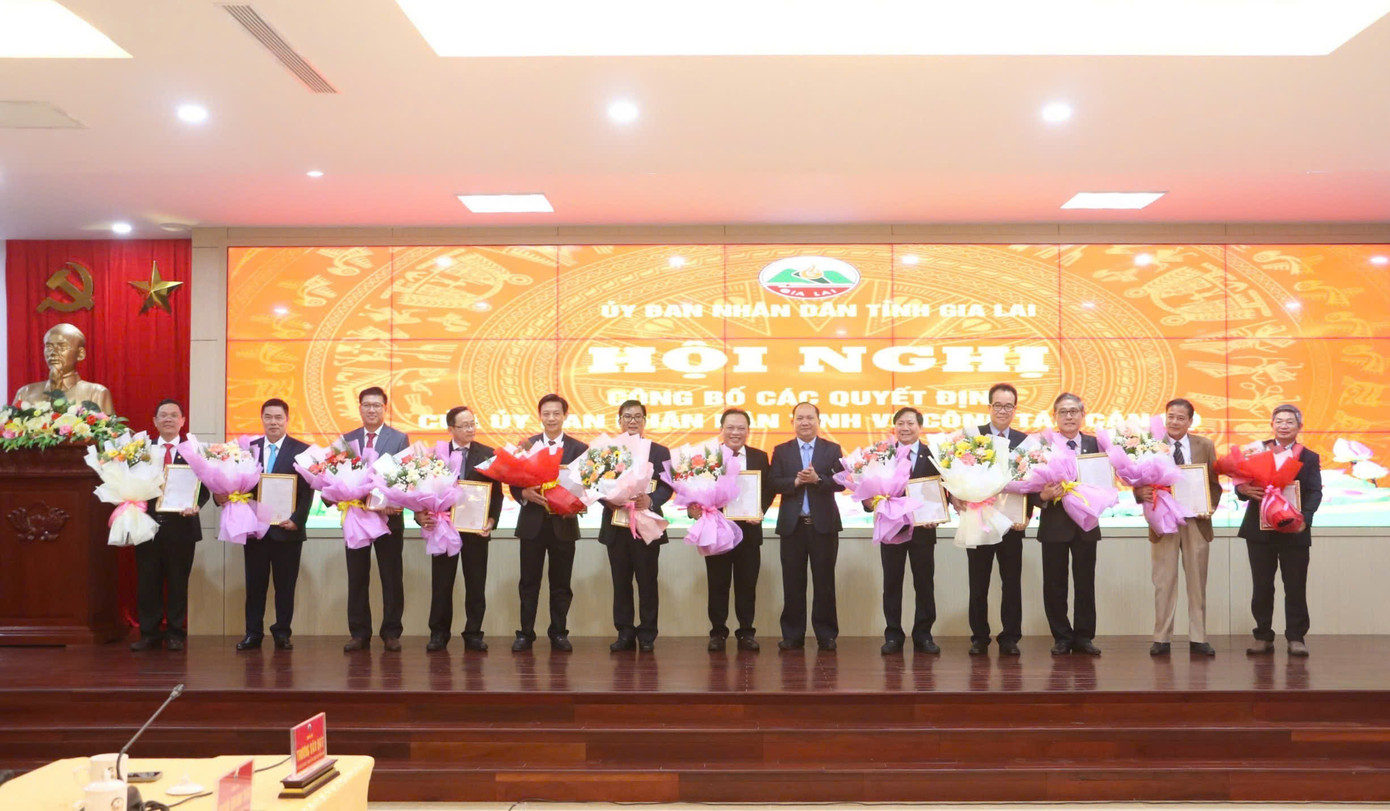 Các lãnh đạo cấp sở nhận quyết định, hoa của chủ tịch UBND tỉnh