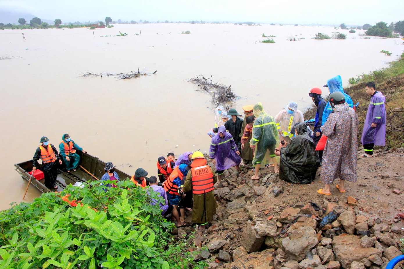 Hàng chục cán bộ, chiến sĩ sử dụng ca nô tiếp cận địa điểm người dân bị mắc kẹt do nước lũ, sau đó chở vào địa điểm an toàn.