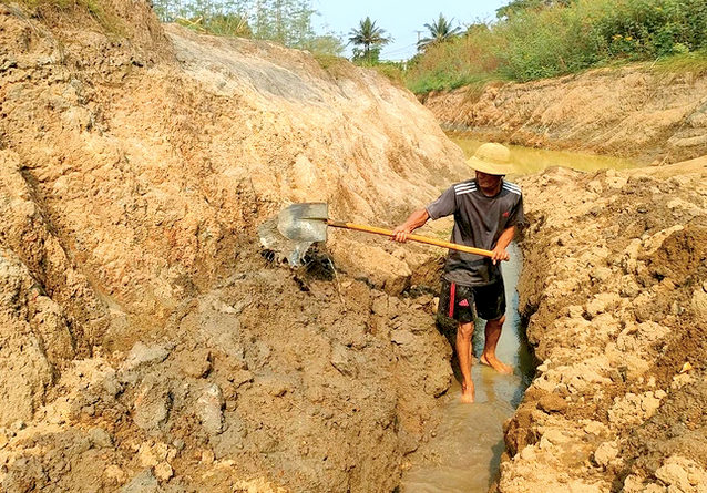 Người dân xã Bàu Cạn, huyện Chư Prông khơi mương lấy nước