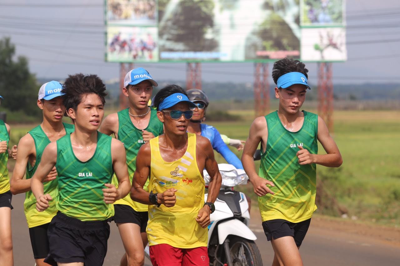 Các bạn trẻ chạy cùng để ủng hộ tinh thần cho VĐV Nguyễn Văn Long.