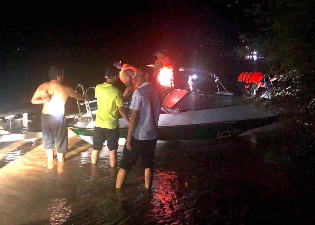 Lực lượng chức năng cùng người dân đưa sản phụ trong thôn Plei Du đi sinh Lực lượng chức năng cùng người dân đưa sản phụ trong thôn Plei Du đi sinh