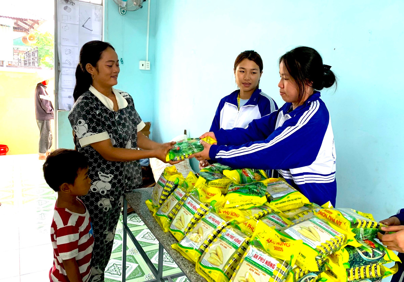 Các đoàn viên thanh niên trao hạt giống cho người dân