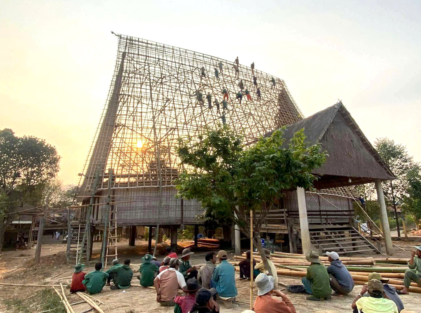 Tre già, nứa rừng cộng với kỹ thuật buộc bằng dây mây thay vì đinh ốc, vít để giữ cho công trình bền chắc, vững chãi qua mưa nắng.