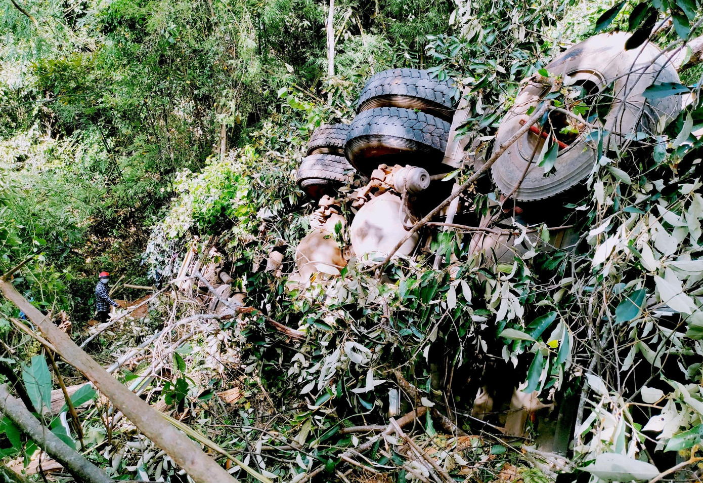 Hiện trường ô tô tải lao xuống vực sâu khoảng 70m