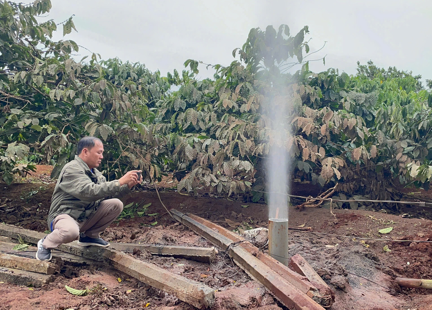 Cột khí phụt lên rất mạnh, không thể nhét trụ bê tông xuống dưới