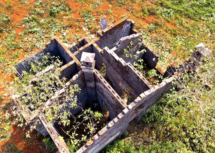 Biệt thự Pháp dưới chân núi Hàm Rồng nhìn từ trên cao Biệt thự Pháp dưới chân núi Hàm Rồng nhìn từ trên cao