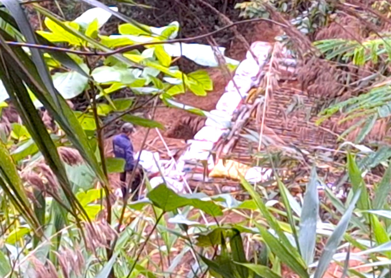 Nhóm phóng viên ghi nhận ngày 21/5, các đối tượng khai thác vàng làm rầm rộ Nhóm phóng viên ghi nhận ngày 21/5, các đối tượng khai thác vàng làm rầm rộ