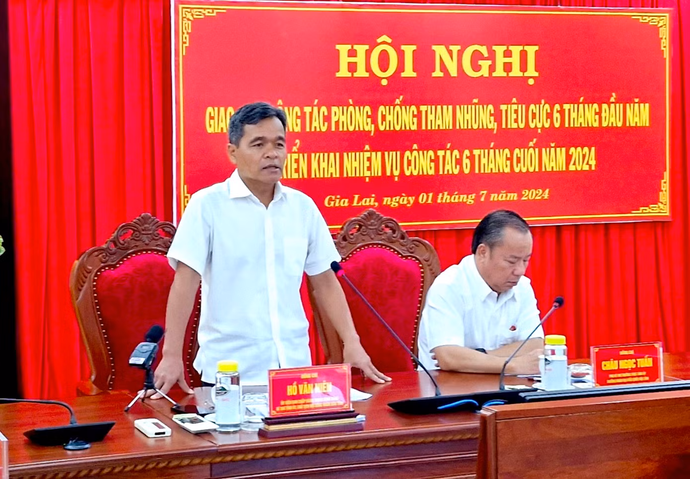 Bí thư Tỉnh uỷ Gia Lai Hồ Văn Niên phát biểu tại hội nghị Bí thư Tỉnh uỷ Gia Lai Hồ Văn Niên phát biểu tại hội nghị