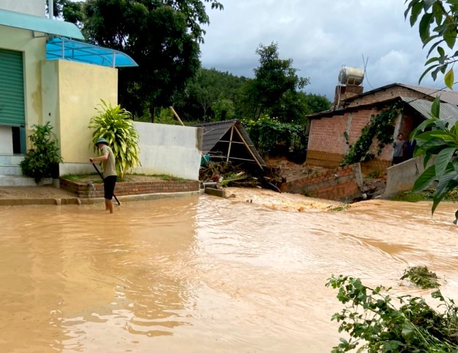 Mưa lớn ngập lên tận nhà người dân xã Ya Xiêr Mưa lớn ngập lên tận nhà người dân xã Ya Xiêr
