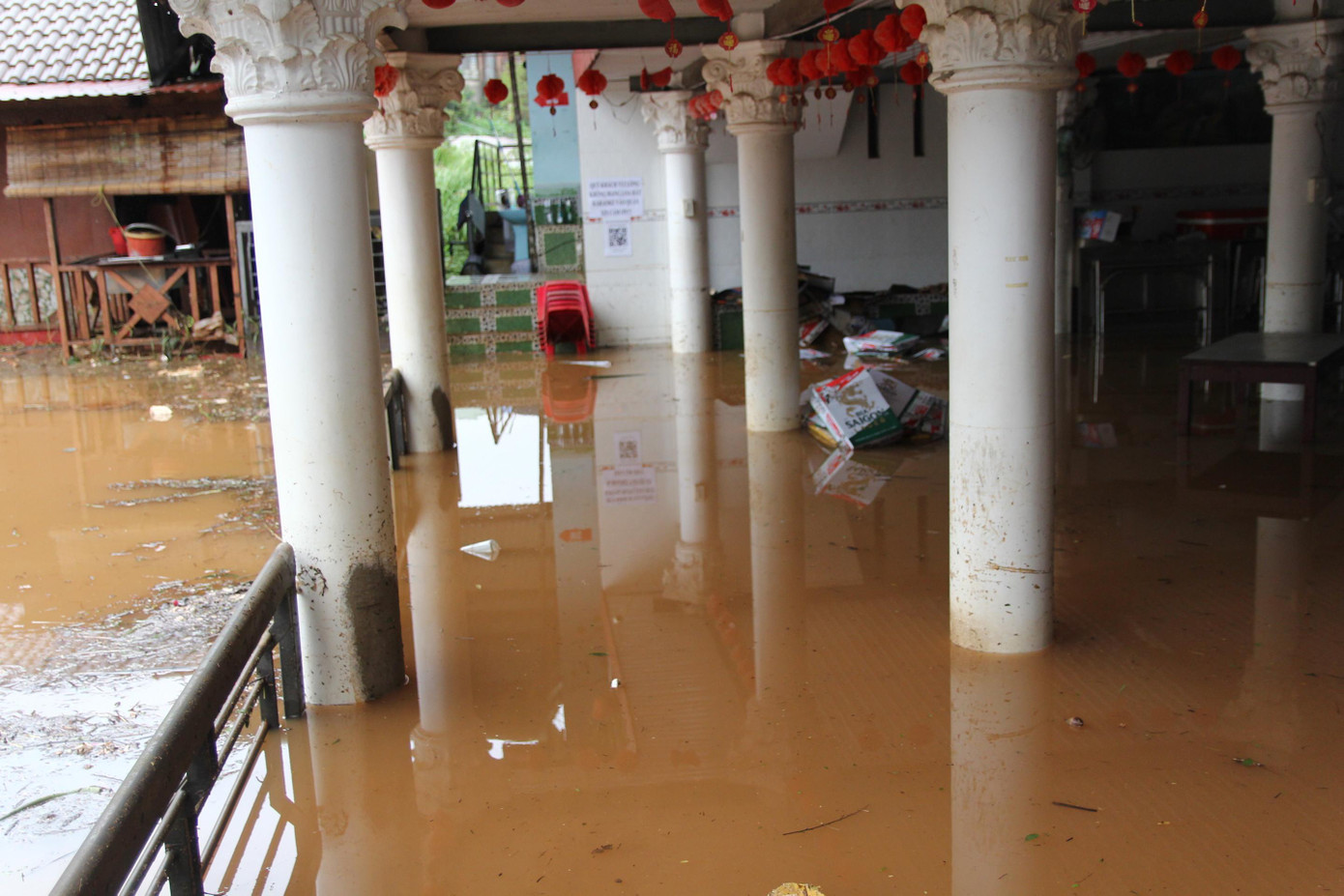 Ông Đỗ Việt Hưng - Chủ tịch Ủy ban nhân dân thành phố Pleiku, cho biết mưa lớn khiến nhiều nhà dân bị ngập nước. Trước tình hình đó, lực lượng chức năng như công an, dân phòng… của thành phố đã tổ chức giúp dân di tản người, đồ đạc lên nơi cao ráo. Theo ông Hưng, chính quyền sẽ thống kê thiệt hại cụ thể để có phương án hỗ trợ, giúp dân khắc phục, ổn định cuộc sống.