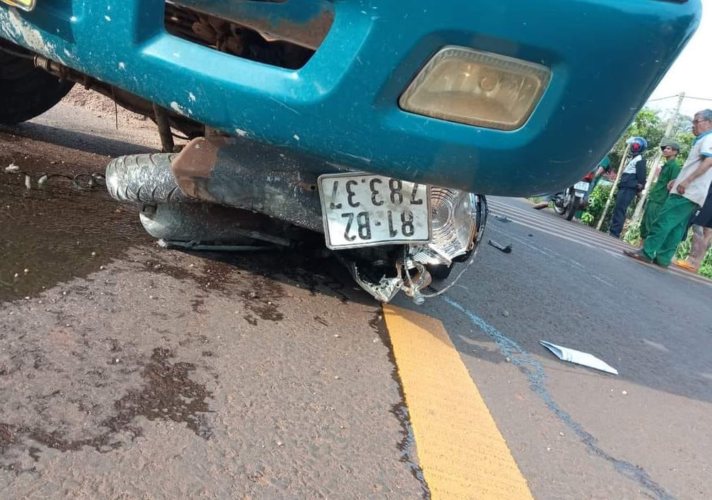 Xe máy lọt thỏm dưới gầm xe tải Xe máy lọt thỏm dưới gầm xe tải