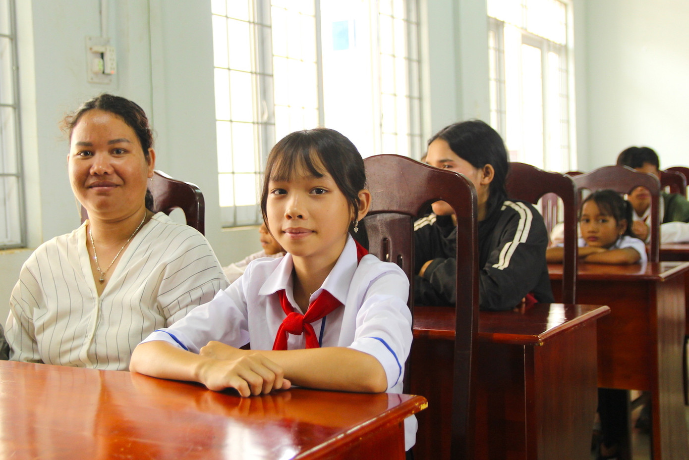 Em Kpă Vy (lớp 7B, Trường THCS Đinh Tiên Hoàng, xã Ia O, huyện Chư Prông) cùng mẹ đi hơn 10 cây số tới nhận heo.