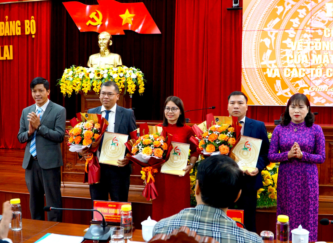 Lãnh đạo Ủy ban MTTQ Việt Nam tỉnh Gia Lai trao quyết định cho các cán bộ