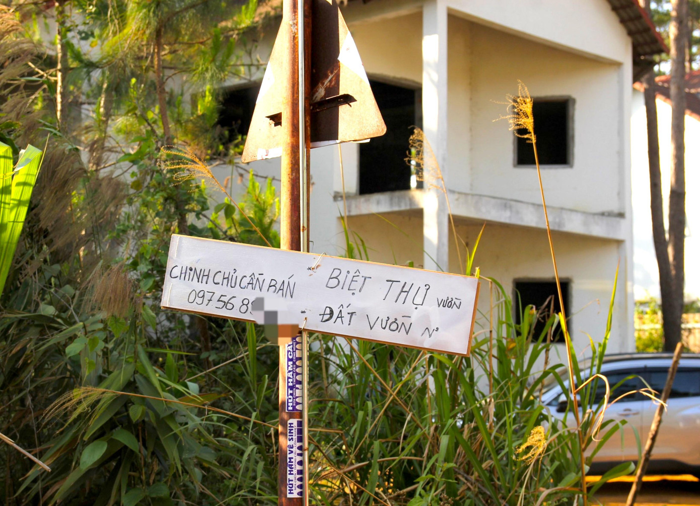 Một biệt thự bỏ hoang ở thị trấn Măng Đen Một biệt thự bỏ hoang ở thị trấn Măng Đen