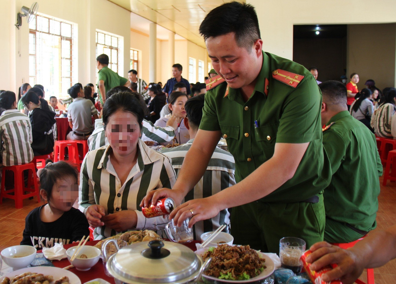 Trại giam Gia Trung mời đại diện các gia đình phạm nhân đến tham dự bữa cơm tất niên cùng các phạm nhân Trại giam Gia Trung mời đại diện các gia đình phạm nhân đến tham dự bữa cơm tất niên cùng các phạm nhân