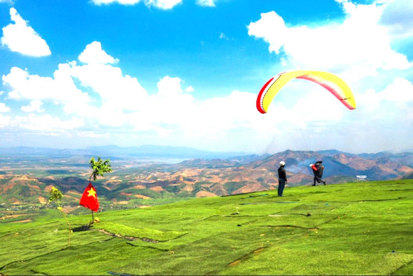 Năm trước, các vận động viên bay dù trên đồi Sạc Ly