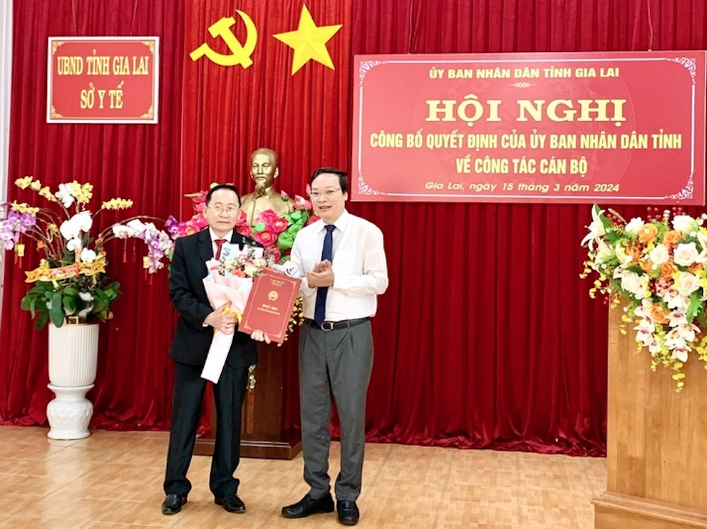 Chủ tịch UBND tỉnh Gia Lai Trương Hải Long trao quyết định, tặng hoa chúc mừng ông Lý Minh Thái