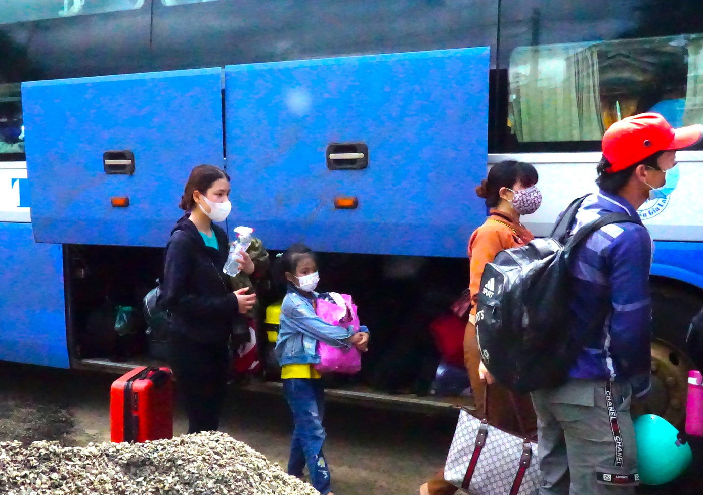 Người dân đợi kiểm tra dịch ở chốt kiểm dịch COVID-19 cầu 110. Khi đủ khoảng 300 người sẽ được Cảnh sát giao thông tỉnh Gia Lai dẫn đường về quê