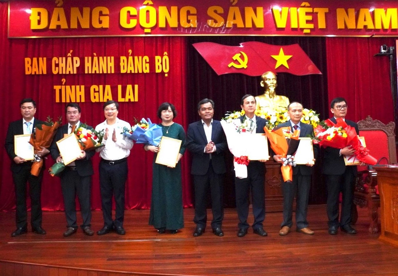 Bí thư Tỉnh uỷ Gia Lai Hồ Văn Niên (thứ tư từ phải qua) và Chủ tịch UBND tỉnh Trương Hải Long (áo trắng) trao quyết định, tặng hoa chúc mừng các cán bộ