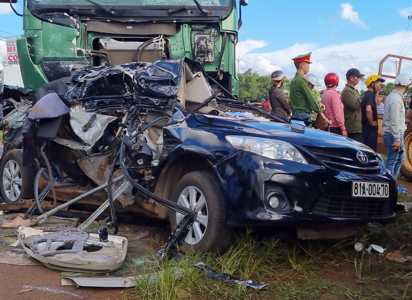 Ô tô con bị kẹp bẹp dí giữa hai xe tải