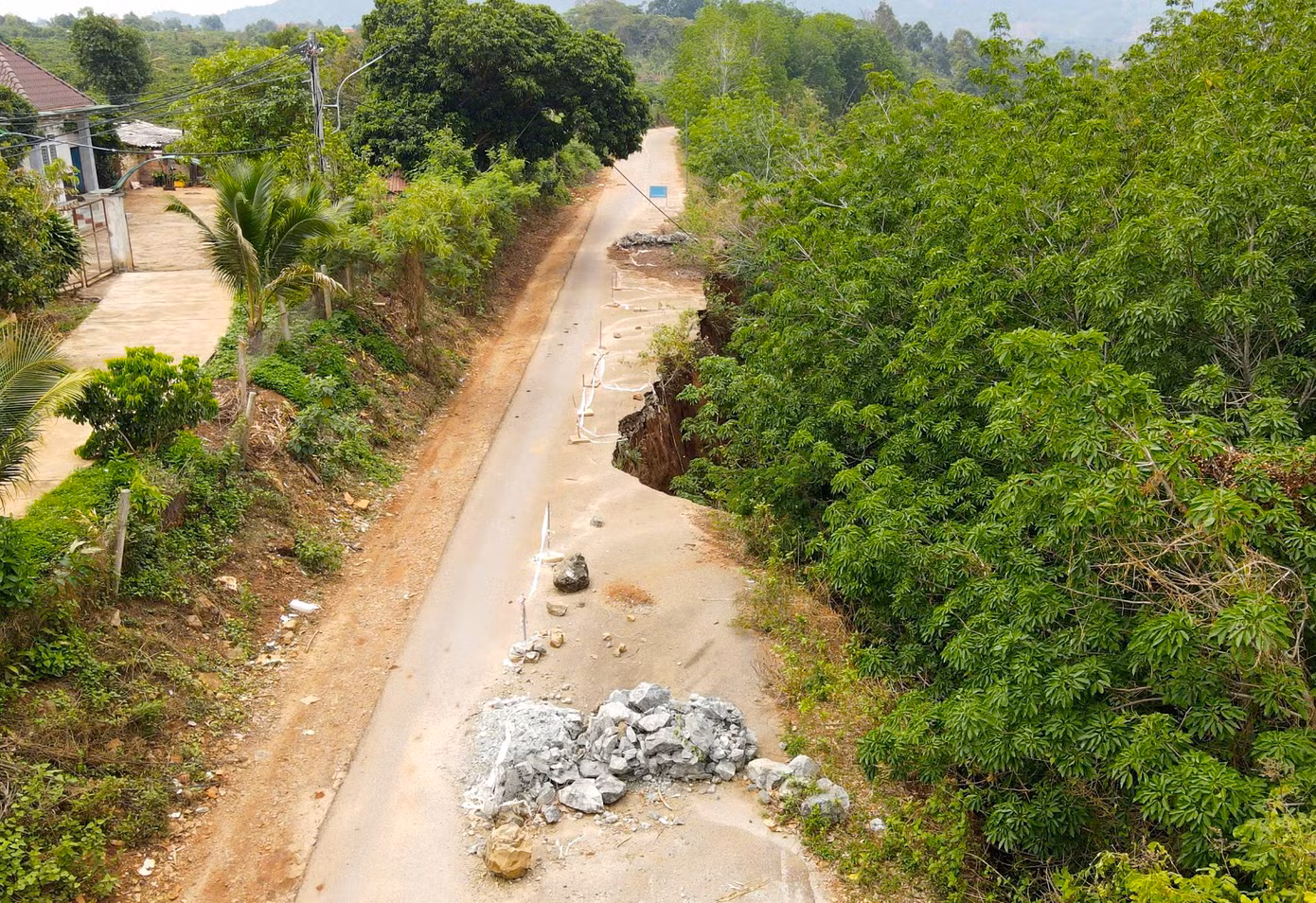 Thị trấn Ia Ly kè đá, chăng dây tạm bợ để ngăn người dân không lao xuống vực. Thị trấn Ia Ly kè đá, chăng dây tạm bợ để ngăn người dân không lao xuống vực.