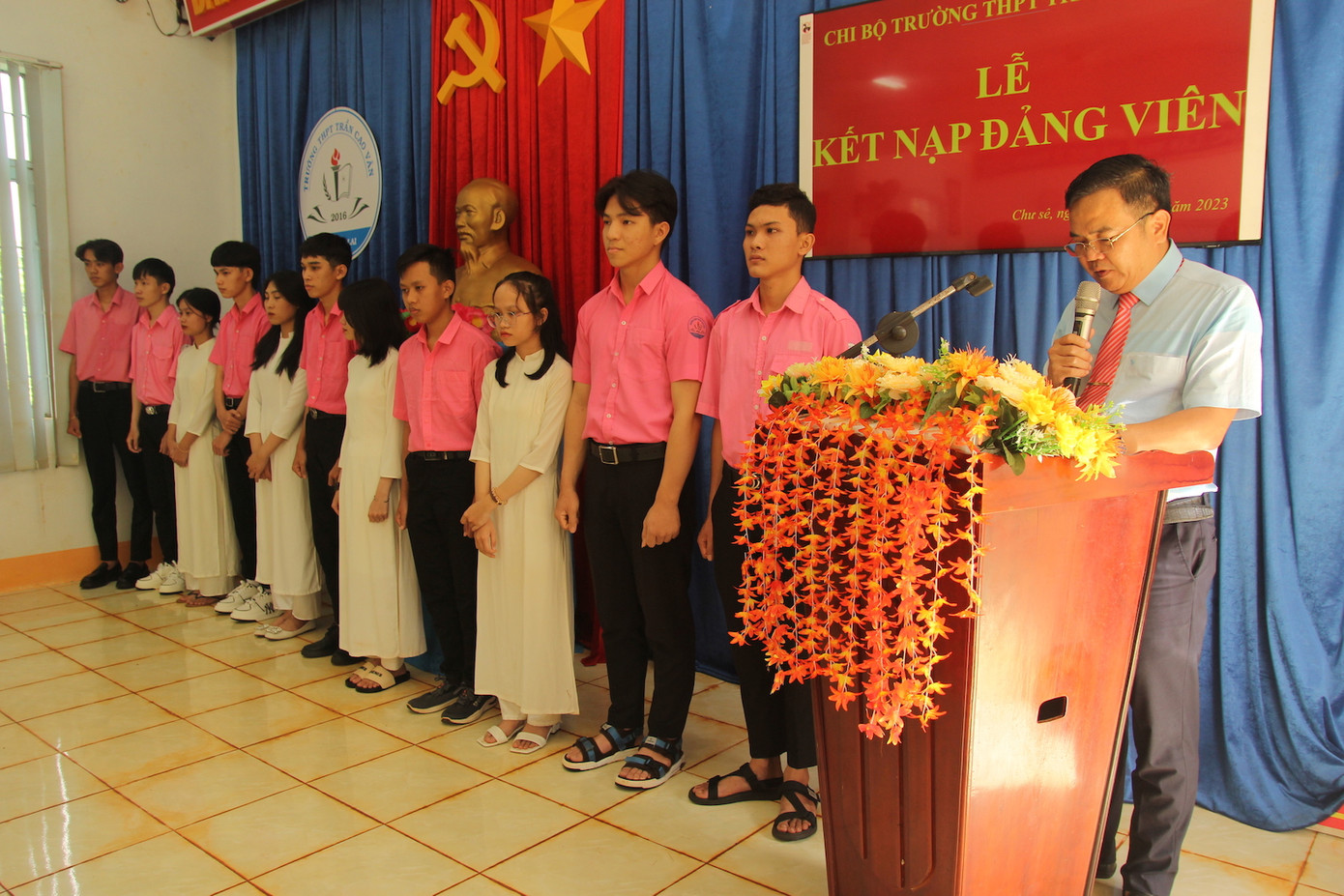 Thạc sĩ Bùi Quang Vinh đọc quyết định kết nạp Đảng cho 11 học sinh