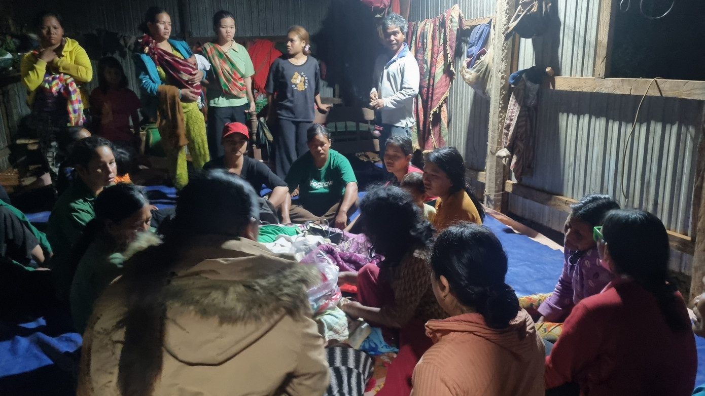 Người dân trong làng đến chia buồn với gia đình nạn nhân