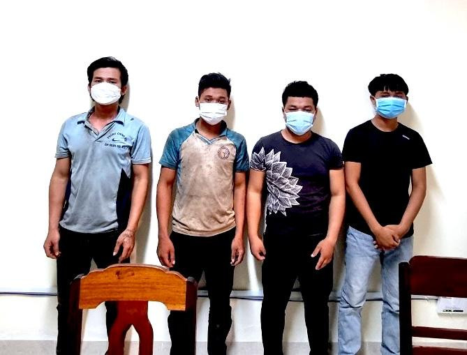 Các đối tượng Lâm, Hun, Sin và Yu tại cơ quan công an Các đối tượng Lâm, Hun, Sin và Yu tại cơ quan công an