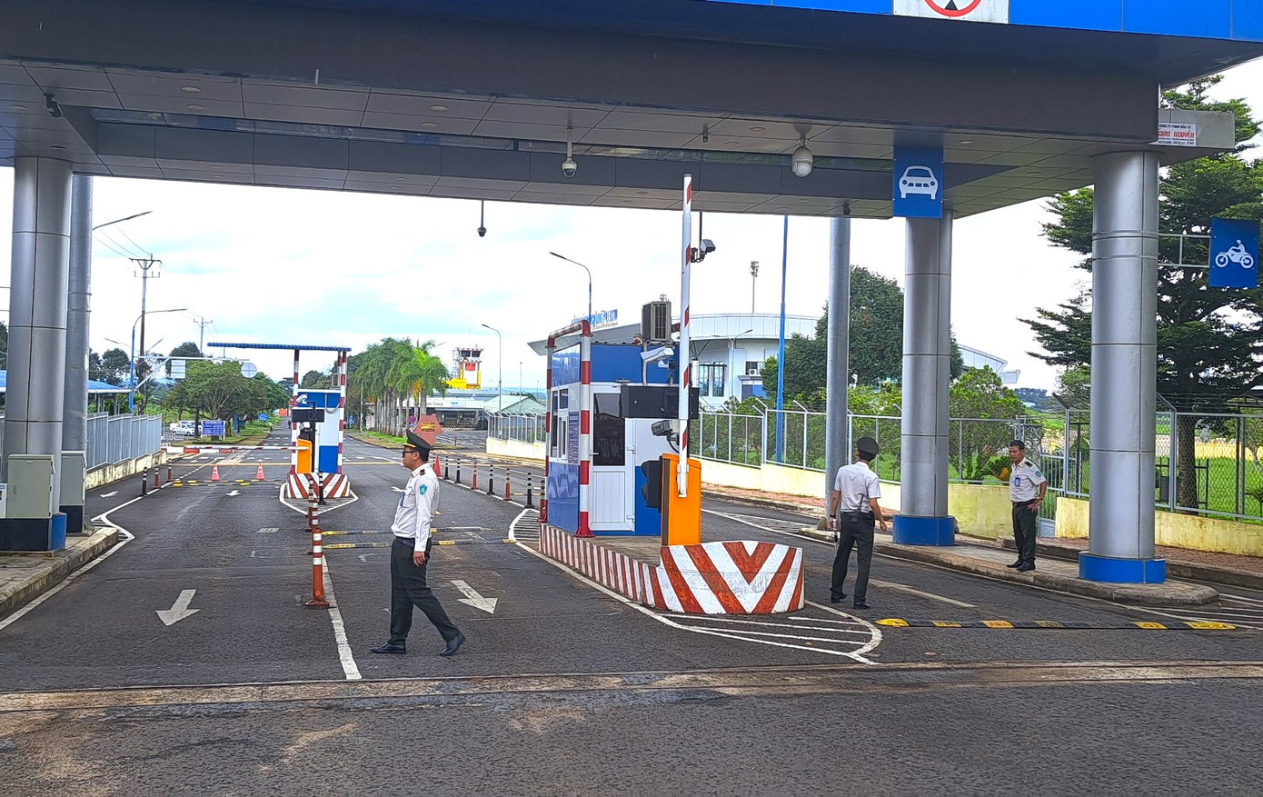 Cổng vào sân bay Pleiku được thắt chặt. Cổng vào sân bay Pleiku được thắt chặt.