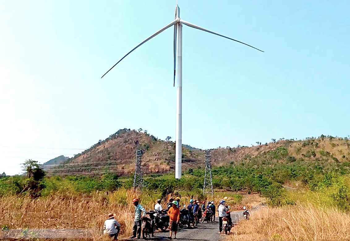 Người dân tới xem cánh quạt gặp sự cố.