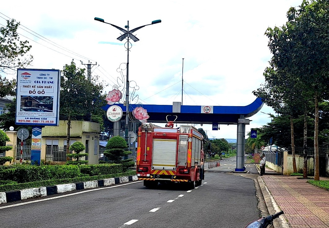 Lực lượng chữa cháy vào hiện trường. Lực lượng chữa cháy vào hiện trường.