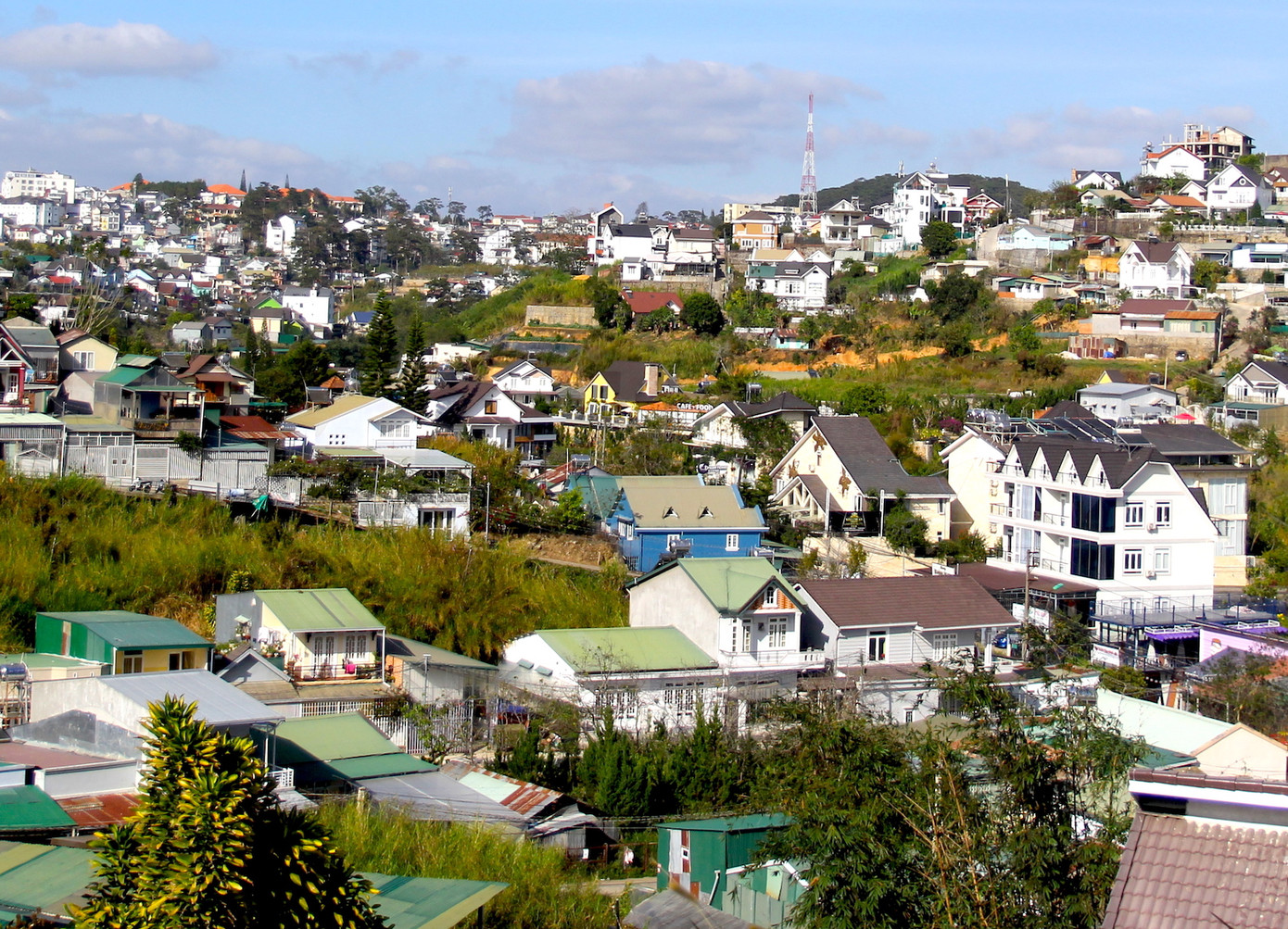 Những tưởng chẳng ai dám đầu tư vào đây, vậy mà, hỏi người dân mới biết đất ở đây đắt như "tôm tươi"