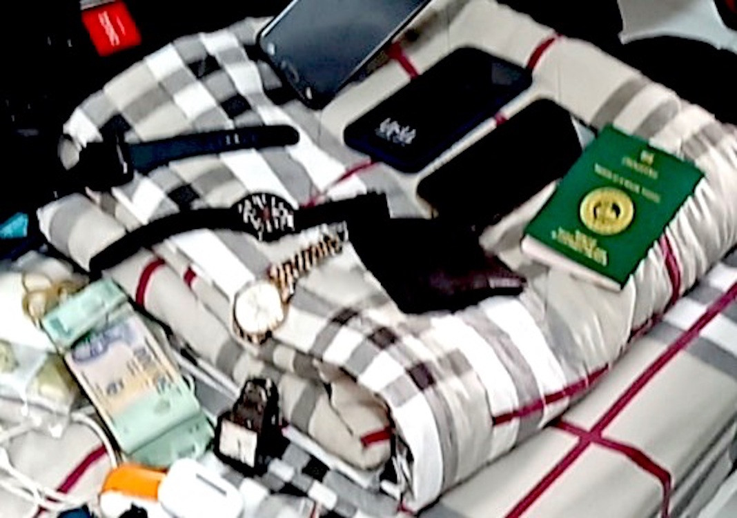 Tang vật công an thu giữ liên quan tới vụ án lừa đảo qua mạng Tang vật công an thu giữ liên quan tới vụ án lừa đảo qua mạng