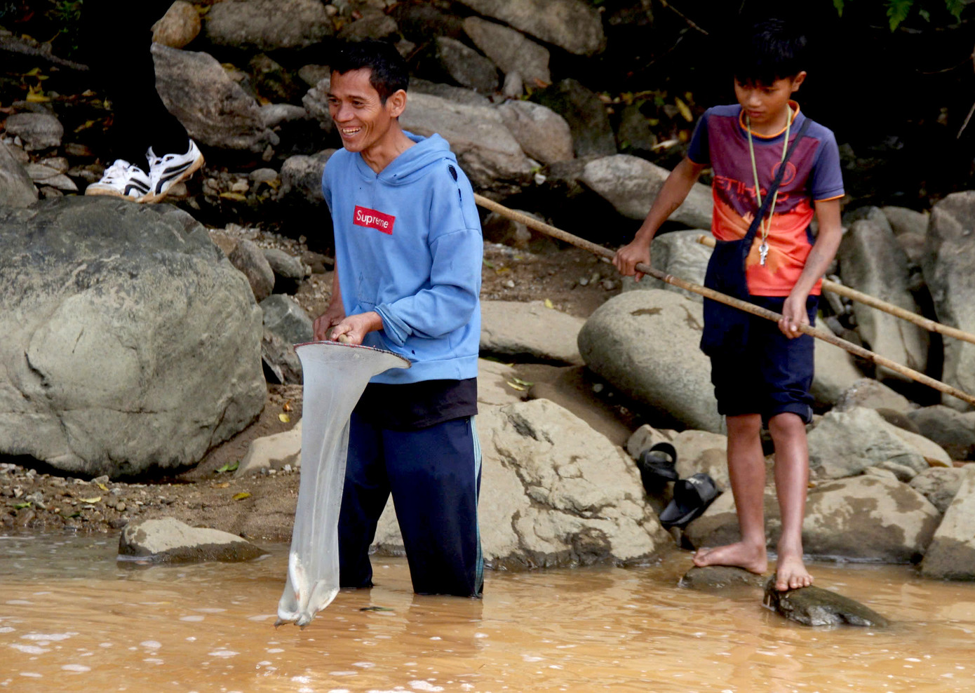 Việc bắt cá theo cách truyền thống của người Giẻ Triêng thể hiện sự hài hoà với tự nhiên, không dùng kích điện, mìn.